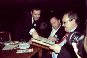 Byli "egidowcy" na 40-leciu radia. Od lewej: Marek Czyż, Kamil Durczok, Henryk Grzonka