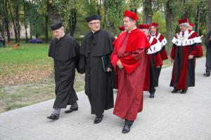 Przemarsz orszaku rektorskiego rozpoczął uroczystość inauguracji
nowego roku akademickiego na Uniwersytecie Śląskim