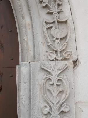 Deformacje gotyckiego portalu kolegiaty pod wezwaniem
św. Marcina z Tours w Opatowie sugerujące ich powstanie w wyniku
trzęsienia ziemi