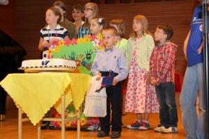 W imieniu Uniwersytetu Śląskiego Dzieci świeczki na urodzinowym torcie zdmuchnął rówieśnik
UŚD – pięcioletni Krzyś Grębski