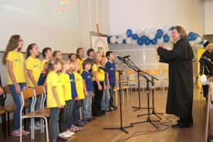 Oprawę muzyczną uroczystości zapewnił Chór Uniwersytetu Śląskiego Dzieci, pracujący
pod dyrekcją prof. Waldemara Sutryka