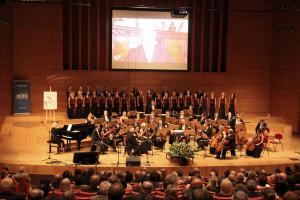 W koncercie wystąpili orkiestra „Camerata Impuls” oraz Chór Uniwersytetu
Śląskiego „Harmonia” z Cieszyna