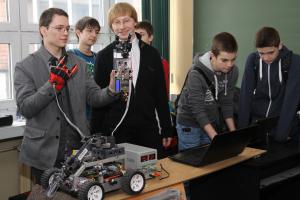 Studenci informatyki zorganizowali warsztaty pt. „Pokazy robotów – KN
Encoder”