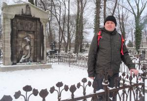 Grzegorz Onyszko na Cmentarzu Wielowyznaniowym
w Sosnowcu przy grobie Marii Brandenburg, zmarłej w 1914
roku żony Ludwika Brandenburga, dyrektora sosnowieckiej
Huty „Katarzyna”