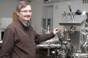 Prof. dr hab. Jacek Szade, kierownik Zakładu Fizyki Ciała Stałego w Instytucie Fizyki UŚ