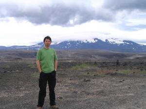 Dr Jakub Morawiec pod wulkanem Hekla w południowej Islandii