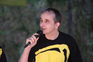 Dr Paweł Jędrzejko jako członek zespołu szantowego Banana Boat