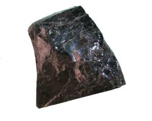 Przykład minerału metamiktycznego – gadolinit w wieku 1,8 mld lat