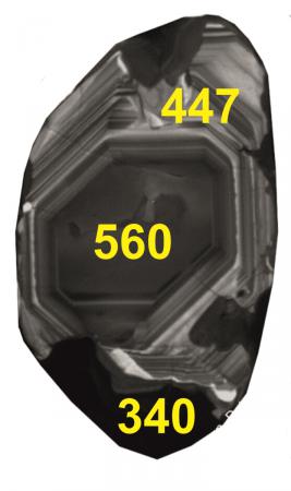 Przykładowy kryształ minerału cyrkonu ukazujący
jego strefową budowę wewnętrzną.
Kolejne strefy powstawały w wyniku następujących
po sobie wydarzeń geologicznych
(wieki podane w milionach lat)