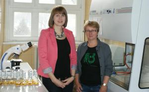 Magdalena Pacwa-Płociniczak wraz z promotorką rozprawy doktorskiej prof. dr hab. Zofią Piotrowską-Seget w laboratorium
