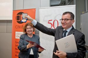 Medal przyznany Bibliotece Uniwersytetu Śląskiego odebrał dyrektor prof. dr hab. Dariusz Pawelec