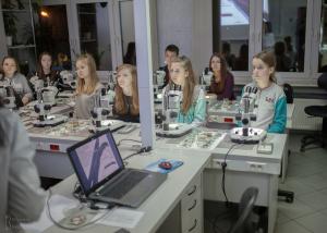 Młodzież podczas zajęć z mikroskopem zapoznawała się z różnorodnym światem owadów