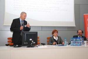 Od lewej: dr hab. prof. PCz Felicjan Bylok, dr hab. prof. UO Anna Barska i dr hab. prof. KUL Arkadiusz Jabłoński