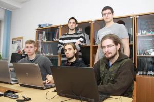Studenci specjalności projektowanie gier komputerowych na kierunku informatyka, stoją od lewej: Piotr Pawlik i Maciej Grabowski;
siedzą od lewej: Artur Kosma, Daniel Janowski i Mikołaj Bartoszek