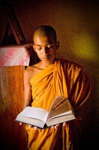 Mnich studiujący księgę w klasztornej bibliotece (Sri Lanka) Foto: Grzegorz Lityński