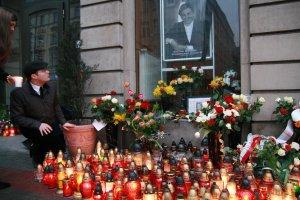 Studenci złożyli kwiaty i znicze pod biurem tragicznie zmarłej wicemarszałek Senatu RP Krystyny Bochenek