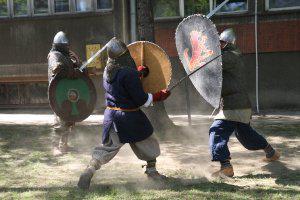 Podczas Jarmarku Wiedzy można było obejrzeć tradycyjne stroje rycerskie oraz pokazy walk średniowiecznych wojów