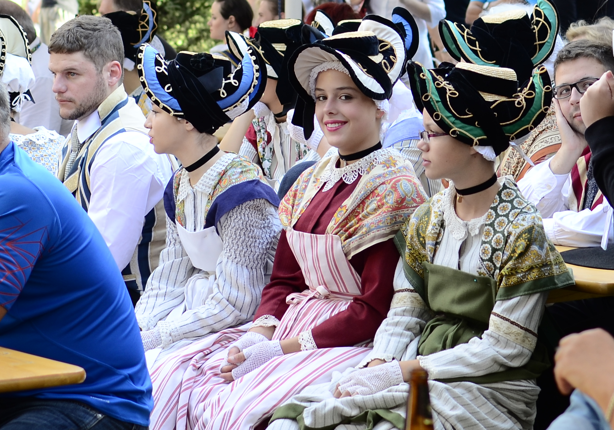 Фламандцы народы Франции. Национальная одежда французов. Французский национальный костюм. Традиционный костюм Франции.