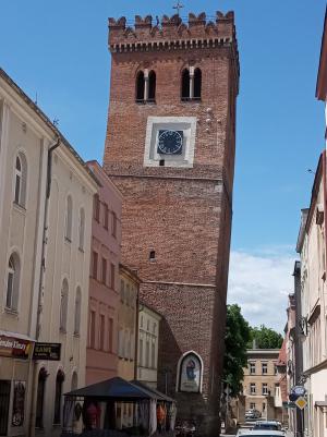 Krzywa wieża w Ząbkowicach Śląskich. Znaczne odchylenie tego
obiektu od pionu jest często łączone z trzęsieniem ziemi z 1590 roku
(Annales Francostenenses), choć inne źródła podają również rok 1594
