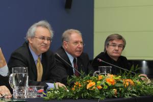 Od lewej: prof. dr hab. Włodzimierz Bolecki, prof. dr hab. Andrzej
Borowski i prof. UG dr hab. Stanisław Rosiek