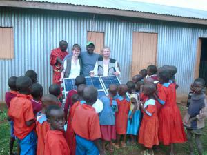 Dr Anna Watoła, organizatorka akcji „Pomagam dzieciom w Afryce” w grudniu 2013 roku
odwiedziła szkołę na obrzeżach Parku Narodowego Amboseli u podnóża Kilimandżaro (Kenia),
której przekazała sprzęt komputerowy oraz panele słoneczne sfinansowane przez firmę
On Sp. z o.o. Rzeszów