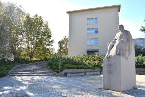 Widok na Bibliotekę Teologiczną od strony skweru Prymasowskiego
i ul. Jordana