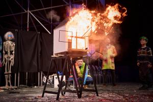 Hasło przewodnie festiwalu było zachętą do samodzielnego
poznawania różnych dziedzin nauki. Taka forma popularyzacji
wiedzy jest stosowana podczas widowiskowych pokazów
Laboratorium Pana Korka Hasło przewodnie festiwalu było zachętą do samodzielnego
poznawania różnych dziedzin nauki. Taka forma popularyzacji
wiedzy jest stosowana podczas widowiskowych pokazów
Laboratorium Pana Korka