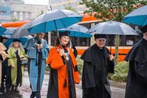 Uroczystość została poprzedzona przemarszem
orszaków rektorskich ulicami Katowic