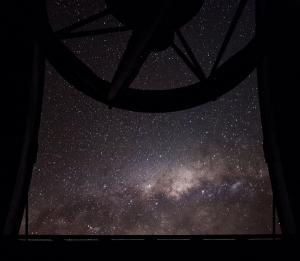 II nagroda w kategorii zdjęcie przyrodnicze. Zdjęcie „Teleskop »patrzący« na centrum Galaktyki”
– z projektu „Nieskończone badanie wszechświata”