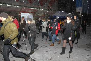 Inauguracja „Nocy Biologów” odbyła się na deptaku przed rektoratem
UŚ. Podczas pokazu „Nordic Walking – bieg po zdrowie” uczestnicy
mogli poznać aspekty zdrowotne tego sportu
