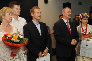 JM Rektor UŚ prof. zw. dr hab. Wiesław Banyś wręczył upominki pracownikom i studentom, którzy również 8 czerwca obchodzą urodziny
