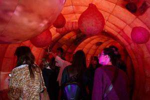 Szczególnym zainteresowaniem cieszył się dmuchany
12-metrowy model jelita grubego Fundacji STOMAlife,
który przybliżał temat profilaktyki raka jelita grubego
i chorób układu pokarmowego Szczególnym zainteresowaniem cieszył się dmuchany
12-metrowy model jelita grubego Fundacji STOMAlife,
który przybliżał temat profilaktyki raka jelita grubego
i chorób układu pokarmowego