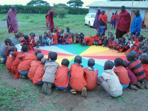 Jednym z darów przekazanych dzieciom z wioski Masajów była chusta Klanza
