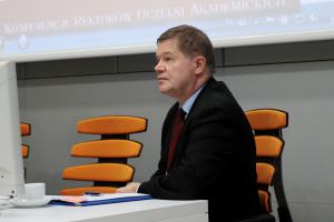 W posiedzeniu uczestniczył m.in. prof. zw. dr hab. Janusz Janeczek
(rektor UŚ w kadencjach: 2002–2005–2008)