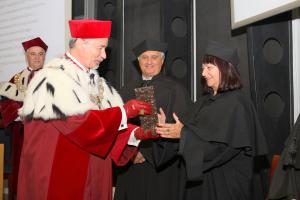Podczas uroczystości nadano tytuł Profesora Honorowego Uniwersytetu Śląskiego profesor
Zlatici Plašienkowej z Uniwersytetu Komeńskiego w Bratysławie
