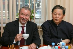 Był także czas na rozmowy kuluarowe: JM Rektor UŚ prof. zw. dr hab.
Wiesław Banyś i JE Ambasador Chińskiej Republiki Ludowej w Polsce
Sun Yuxi