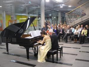 Ayaka Meiwa oraz prof. Tadeusz Trzaskalik podczas koncertu
w Centrum Informacji Naukowej i Bibliotece Akademickiej