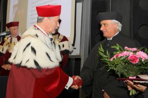 Tytuł Profesora Honorowego Uniwersytetu Śląskiego otrzymał również profesor Vladimir
Leško z Uniwersytetu Pavla Jozefa Šafárika w Koszycach