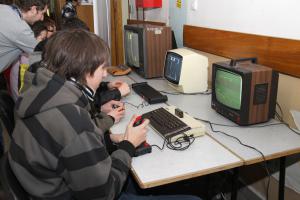 Dużym zainteresowaniem cieszyło się również Muzeum Informatyczne,
gdzie na starych komputerach można było zagrać w gry, popularne
kilkanaście lat temu