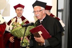 Podczas uroczystości nadano tytułu Profesora Honorowego Uniwersytetu
Śląskiego profesorowi Wolfgangowi Kleemannowi z Uniwersytetu
Duisburg-Essen