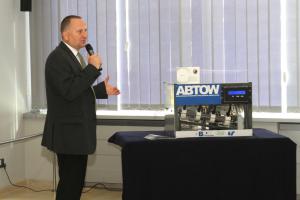 Dr Andrzej Woźnica z Wydziału Biologii i Ochrony Środowiska UŚ zaprezentował
działanie urządzenia ABTOW (automatycznego biodetektora
toksyczności ogólnej wody)