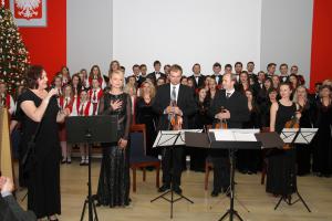 W koncercie kolęd wziął udział Chór Szkolny „Canzonetta”, Chór Uniwersytetu
Śląskiego „Harmonia”, zespół instrumentalny oraz Izabela
Kopeć (mezzozopran)