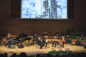 Podczas koncertu zaprezentowane zostały
nowe interpretacje dzieł kompozytora, a także
utwory współczesne z pogranicza klasyki i jazzu
inspirowane tą twórczością