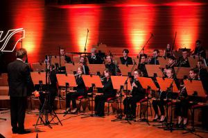 Koncert „Muzyczne Krajobrazy” w wykonaniu
Cieszyńskiej Orkiestry Dętej UŚ pod batutą
dr. hab. Karola Pyki, prof. UŚ Koncert „Muzyczne Krajobrazy” w wykonaniu
Cieszyńskiej Orkiestry Dętej UŚ pod batutą
dr. hab. Karola Pyki, prof. UŚ