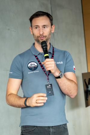 Jednym z gości specjalnych 9. ŚFN był dr inż. Sławosz Uznański-
-Wiśniewski, astronauta Europejskiej Agencji Kosmicznej, który w 2025
roku poleciał na Międzynarodową Stację Kosmiczną Jednym z gości specjalnych 9. ŚFN był dr inż. Sławosz Uznański-
-Wiśniewski, astronauta Europejskiej Agencji Kosmicznej, który w 2025
roku poleciał na Międzynarodową Stację Kosmiczną