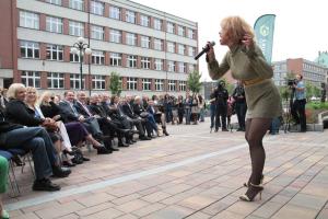 Z okazji urodzin uczelni dla społeczności Uniwersytetu Śląskiego zaśpiewała
„Tina Turner”