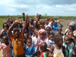 Wizyta w szkole na wyspie Wasini była okazją do przekazania dzieciom przyborów
szkolnych