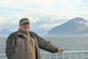 Dr hab. Adam Rostański na tle stromego zbocza nad Fiordem Eyja
(północna Islandia)