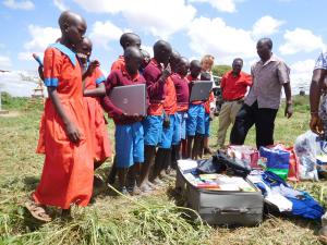 Dzieci z masajskiej wioski zostały obdarowane laptopami i przyborami szkolnymi