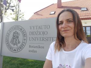 Dr hab. Agnieszka Babczyńska, prof. UŚ, przed ogrodem botanicznym
Uniwersytetu Witolda Wielkiego w Kownie